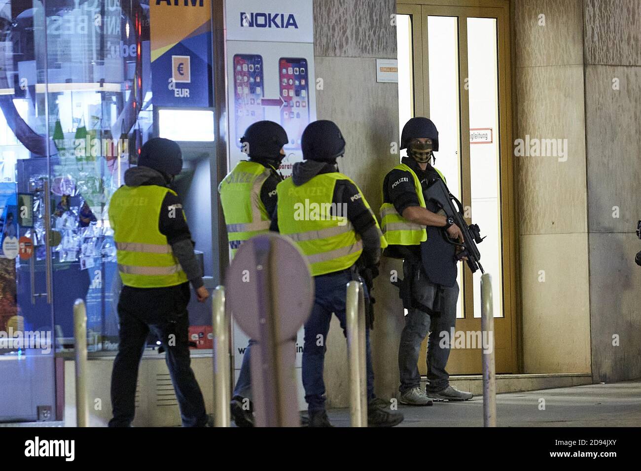 Vienne, Autriche. 2 novembre 2020. La police garde debout dans une rue à Vienne, capitale de l'Autriche, le 2 novembre 2020. Une personne a été tuée et plusieurs personnes ont été grièvement blessées lors de plusieurs fusillades lundi soir dans le centre de Vienne, a confirmé la police locale sur son compte Twitter. Credit: Georges Schneider/Xinhua/Alay Live News Banque D'Images