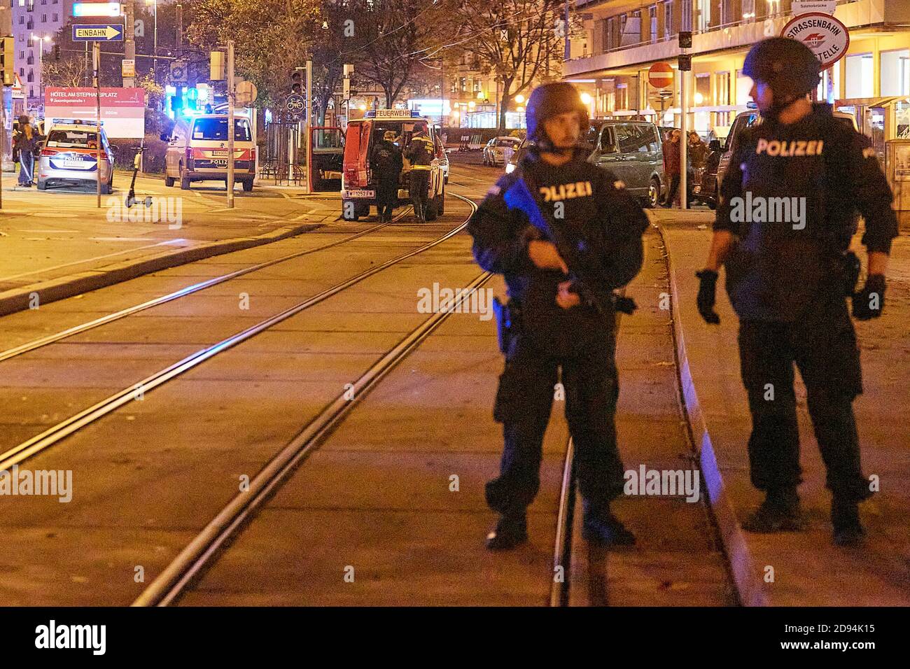 Vienne, Autriche. 2 novembre 2020. La police garde debout dans une rue à Vienne, capitale de l'Autriche, le 2 novembre 2020. Une personne a été tuée et plusieurs personnes ont été grièvement blessées lors de plusieurs fusillades lundi soir dans le centre de Vienne, a confirmé la police locale sur son compte Twitter. Credit: Georges Schneider/Xinhua/Alay Live News Banque D'Images