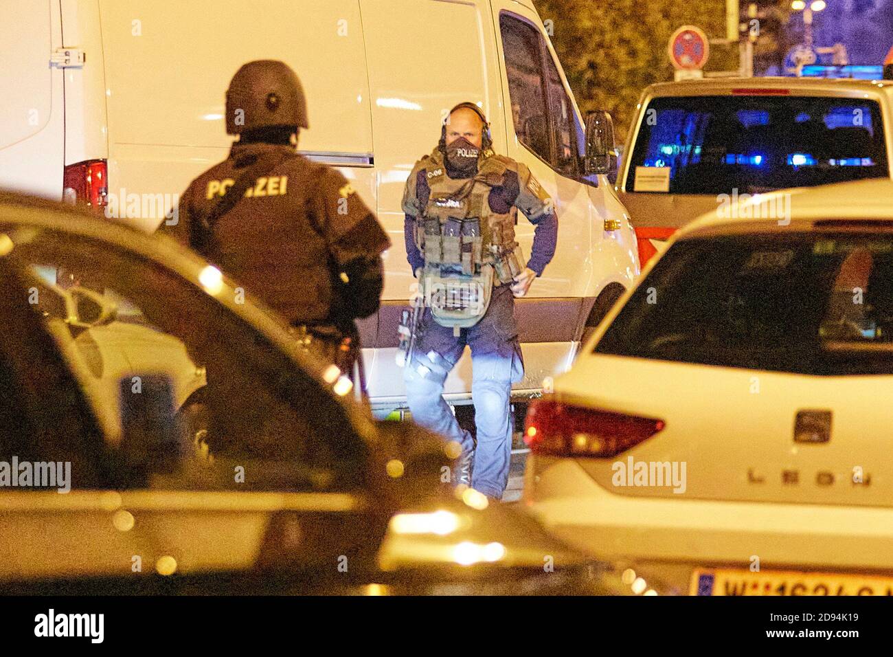 Vienne, Autriche. 2 novembre 2020. La police garde debout dans une rue à Vienne, capitale de l'Autriche, le 2 novembre 2020. Une personne a été tuée et plusieurs personnes ont été grièvement blessées lors de plusieurs fusillades lundi soir dans le centre de Vienne, a confirmé la police locale sur son compte Twitter. Credit: Georges Schneider/Xinhua/Alay Live News Banque D'Images