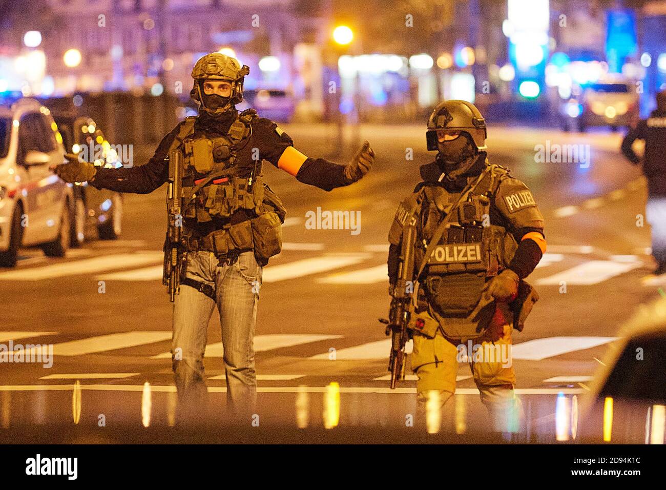 Vienne, Autriche. 2 novembre 2020. La police garde debout dans une rue à Vienne, capitale de l'Autriche, le 2 novembre 2020. Une personne a été tuée et plusieurs personnes ont été grièvement blessées lors de plusieurs fusillades lundi soir dans le centre de Vienne, a confirmé la police locale sur son compte Twitter. Credit: Georges Schneider/Xinhua/Alay Live News Banque D'Images