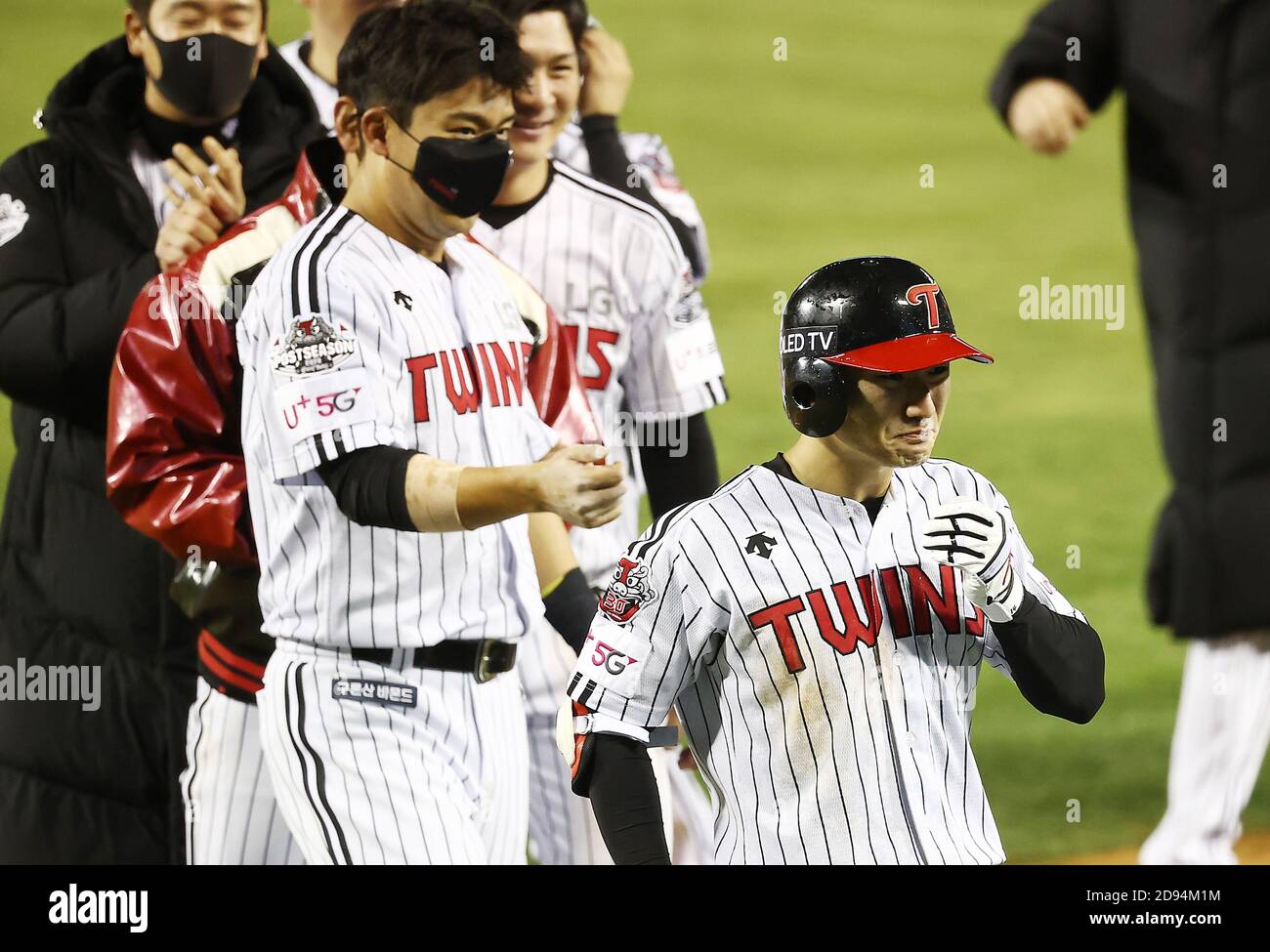 03ème novembre 2020. Shin min-jae de LG Twins Shin min-jae de LG Twins célèbre son ineur Shin min-jae (R) après avoir remporté un single de randonnée lors d'un match Wild Card de la Korea Baseball Organization, opposant les LG Twins aux Kiwoom Heroes au Jamsil Baseball Stadium de Séoul, le 2 novembre 2020. Crédit : Yonhap/Newcom/Alay Live News Banque D'Images