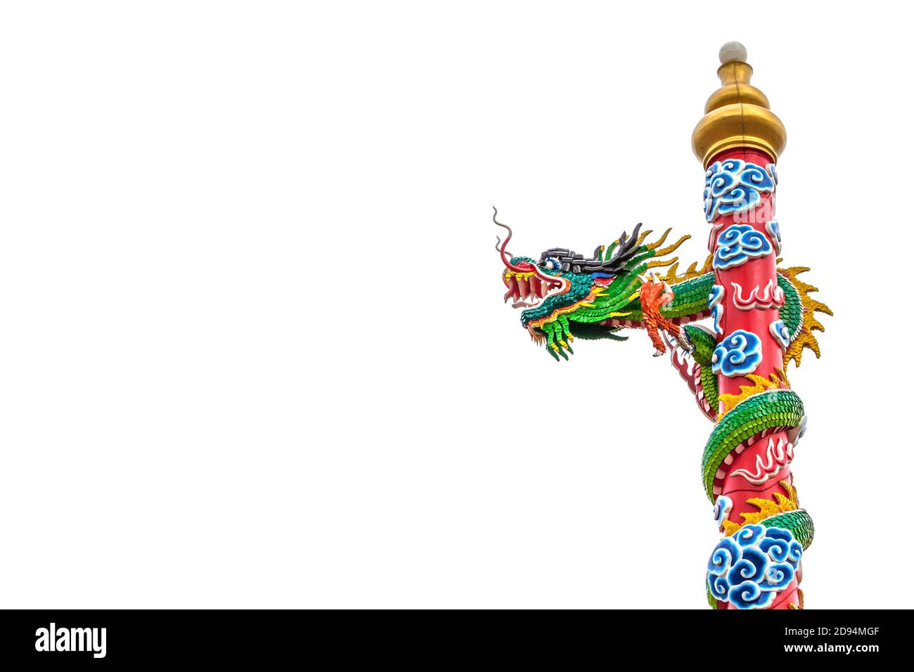 Dragon chinois enroulé autour d'un poteau rouge sur fond blanc Banque D'Images