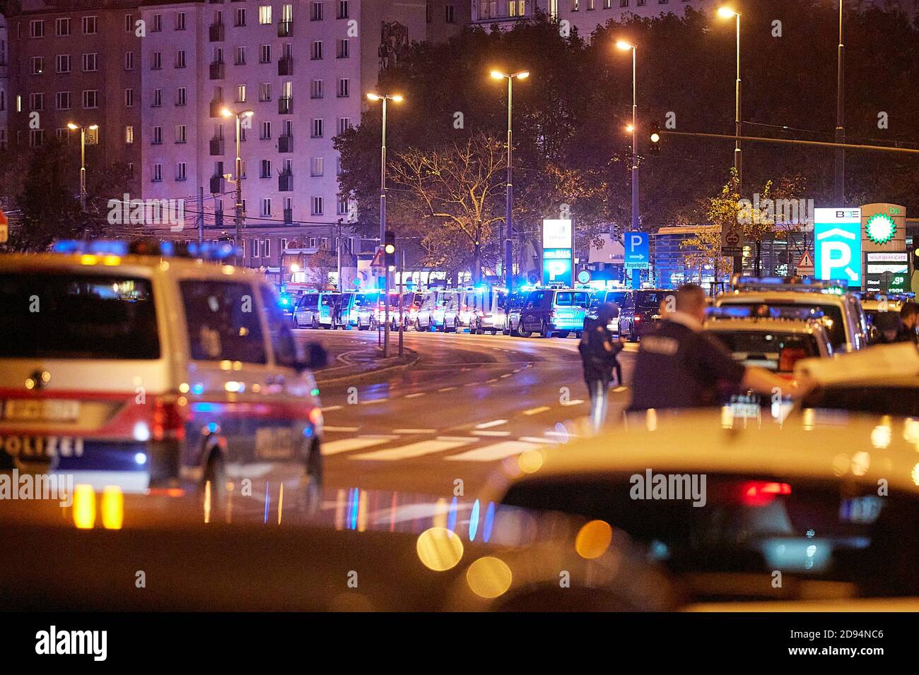Vienne, Autriche. 2 novembre 2020. La police garde debout dans une rue à Vienne, capitale de l'Autriche, le 2 novembre 2020. Une personne a été tuée et plusieurs personnes ont été grièvement blessées lors de plusieurs fusillades lundi soir dans le centre de Vienne, a confirmé la police locale sur son compte Twitter. Credit: Georges Schneider/Xinhua/Alay Live News Banque D'Images