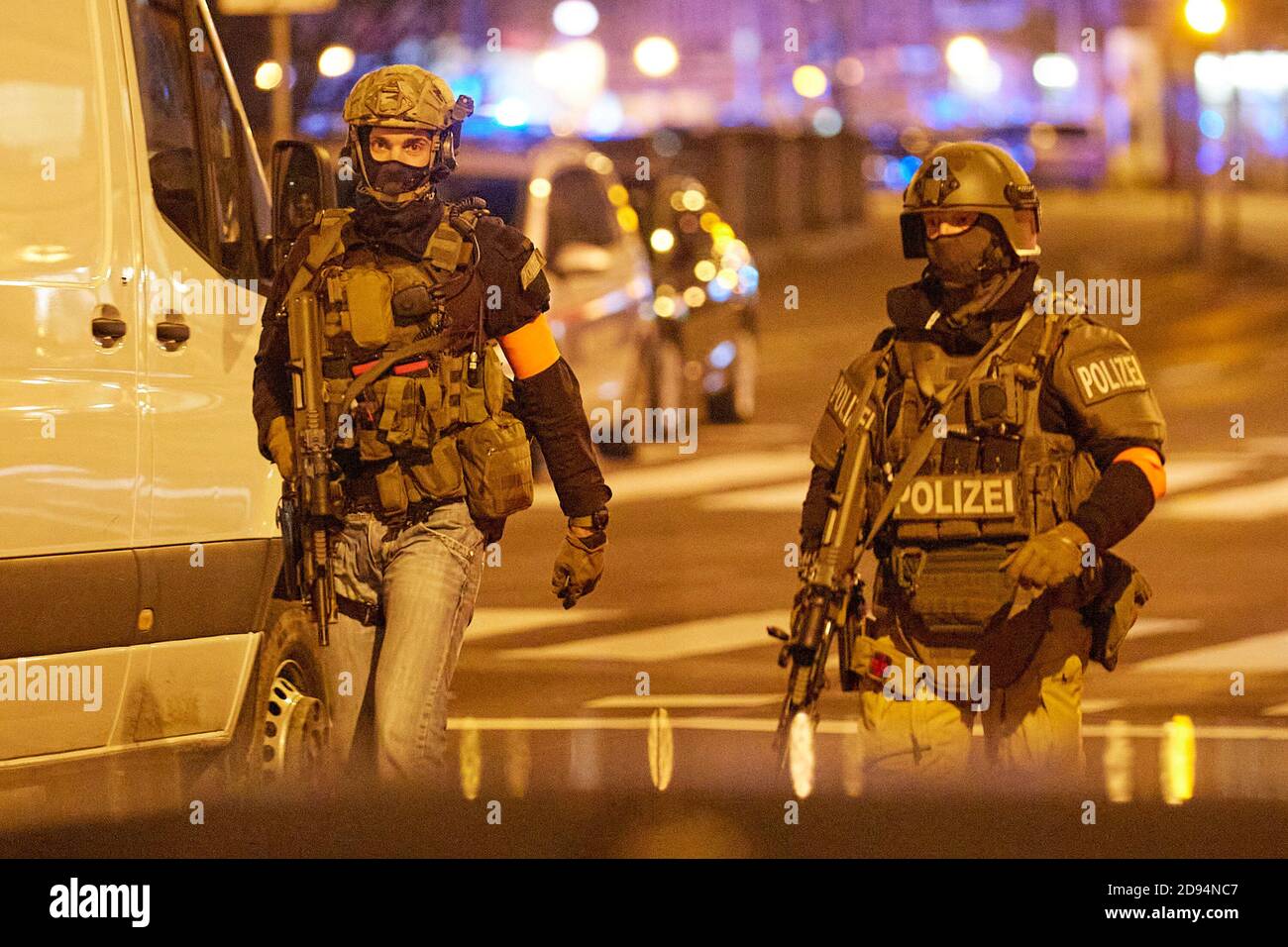 Vienne, Autriche. 2 novembre 2020. Les policiers sont garde dans une rue de Vienne, capitale de l'Autriche, le 2 novembre 2020. Une personne a été tuée et plusieurs personnes ont été grièvement blessées lors de plusieurs fusillades lundi soir dans le centre de Vienne, a confirmé la police locale sur son compte Twitter. Credit: Georges Schneider/Xinhua/Alay Live News Banque D'Images