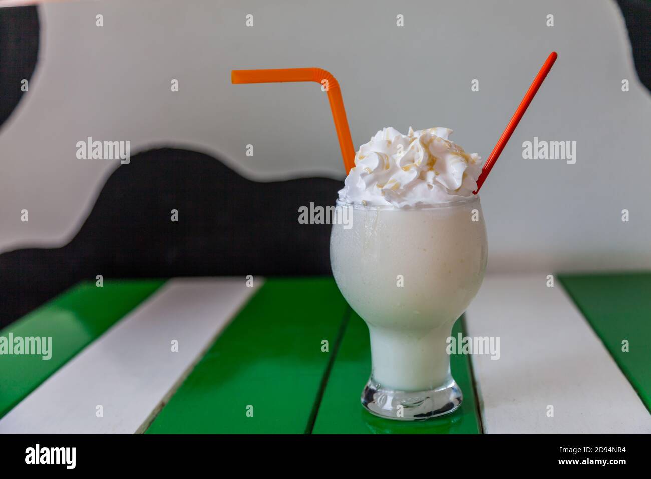 shake au lait avec fond de crème fouettée Banque D'Images