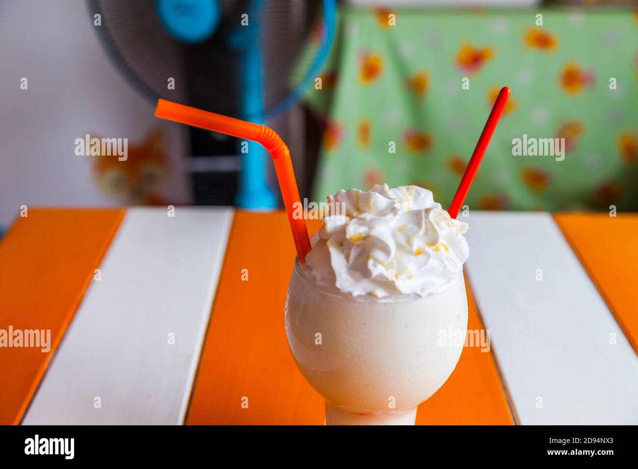shake au lait avec fond de crème fouettée Banque D'Images
