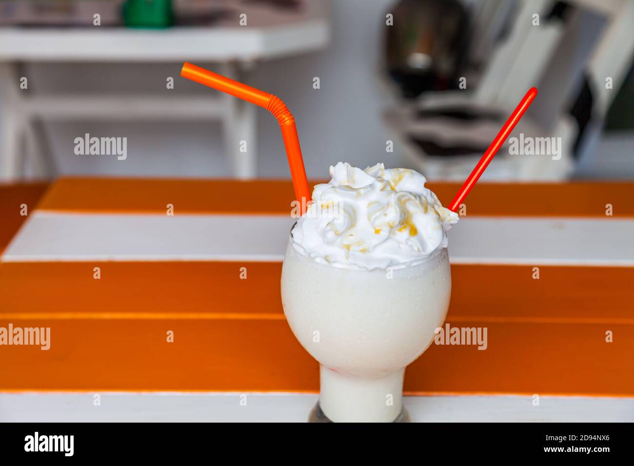 shake au lait avec fond de crème fouettée Banque D'Images