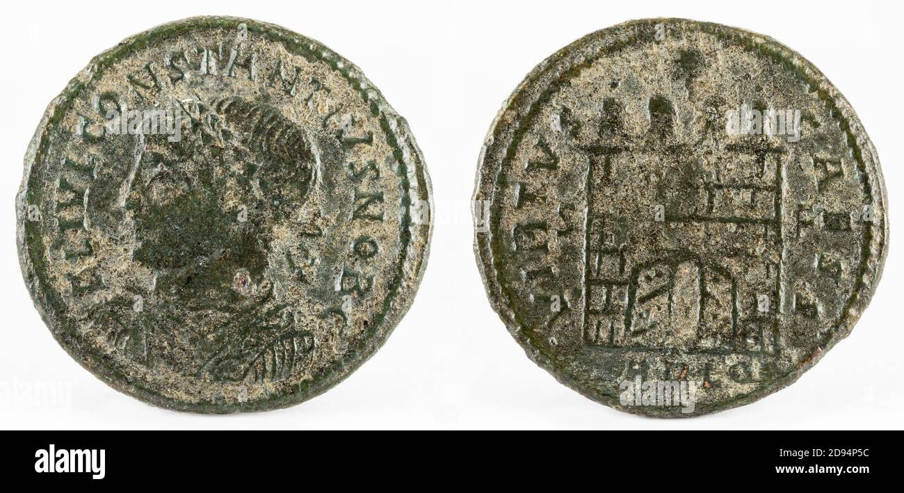 Gros plan d'une ancienne pièce de cuivre romaine de l'empereur Constantius II Banque D'Images