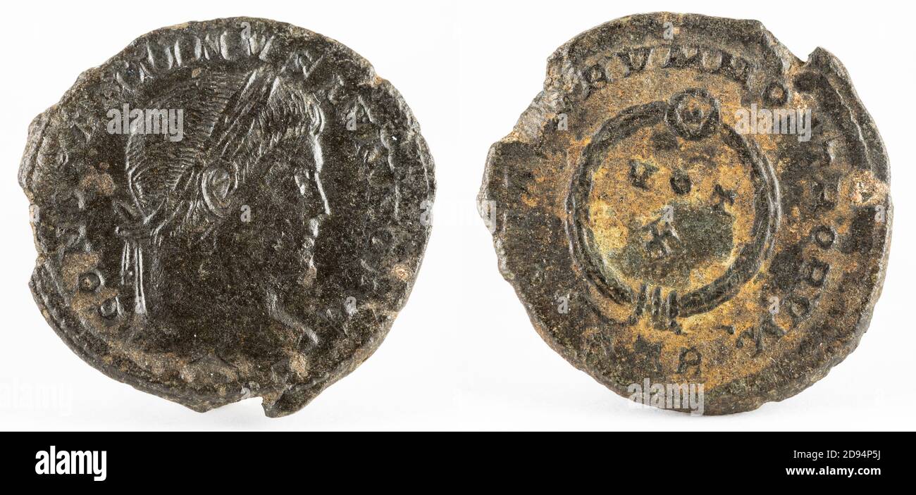 Photo d'une ancienne pièce de cuivre romaine de l'empereur Constantine II Banque D'Images