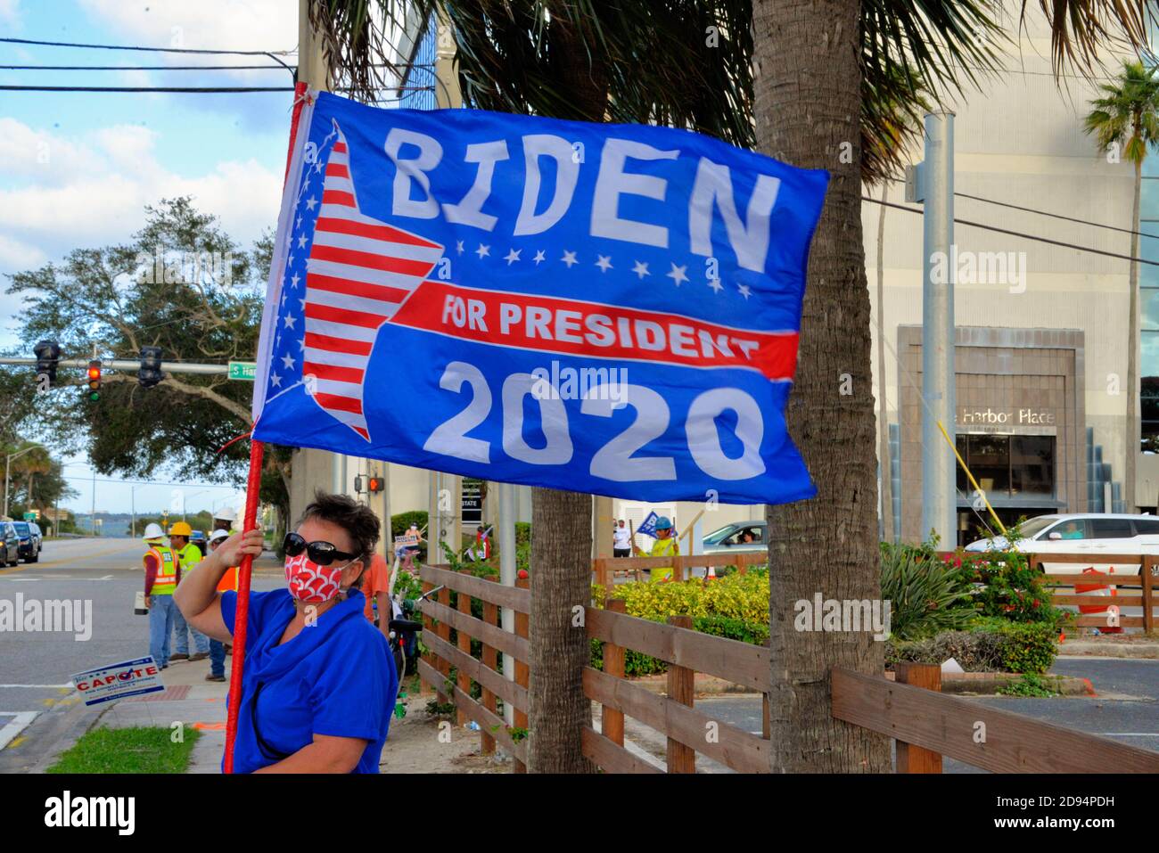 Melbourne, comté de Brevard, Floride. ÉTATS-UNIS. 2 novembre 2020. Un jour avant l'élection présidentielle américaine de 2020, les Démocrates de Floride ont organisé un événement marquant le drapeau juste avant le coucher du soleil pour soutenir Joe Biden. Les voitures ont aiguisé leur cornes en soutien avec quelques cris grossiers et des gestes de main de la part des partisans de Trump. Crédit : Julian Leek/Alay Live News Banque D'Images