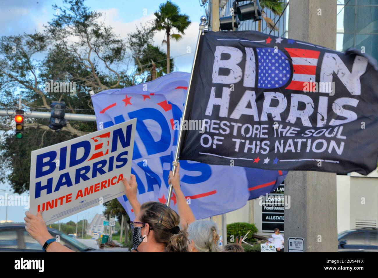 Melbourne, comté de Brevard, Floride. ÉTATS-UNIS. 2 novembre 2020. Un jour avant l'élection présidentielle américaine de 2020, les Démocrates de Floride ont organisé un événement marquant le drapeau juste avant le coucher du soleil pour soutenir Joe Biden. Les voitures ont aiguisé leur cornes en soutien avec quelques cris grossiers et des gestes de main de la part des partisans de Trump. Crédit : Julian Leek/Alay Live News Banque D'Images
