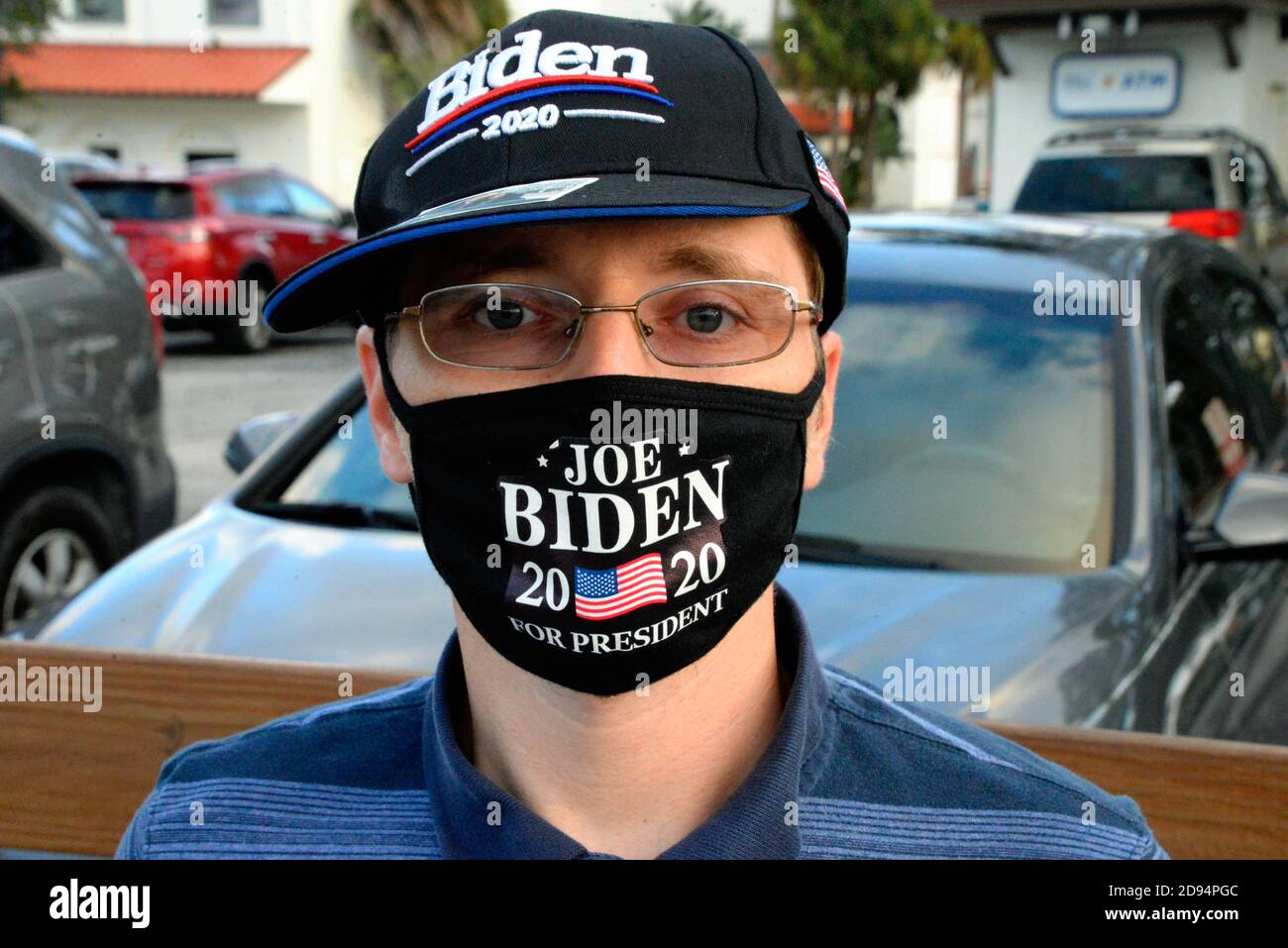 Melbourne, comté de Brevard, Floride. ÉTATS-UNIS. 2 novembre 2020. Un jour avant l'élection présidentielle américaine de 2020, les Démocrates de Floride ont organisé un événement marquant le drapeau juste avant le coucher du soleil pour soutenir Joe Biden. Les voitures ont aiguisé leur cornes en soutien avec quelques cris grossiers et des gestes de main de la part des partisans de Trump. Crédit : Julian Leek/Alay Live News Banque D'Images