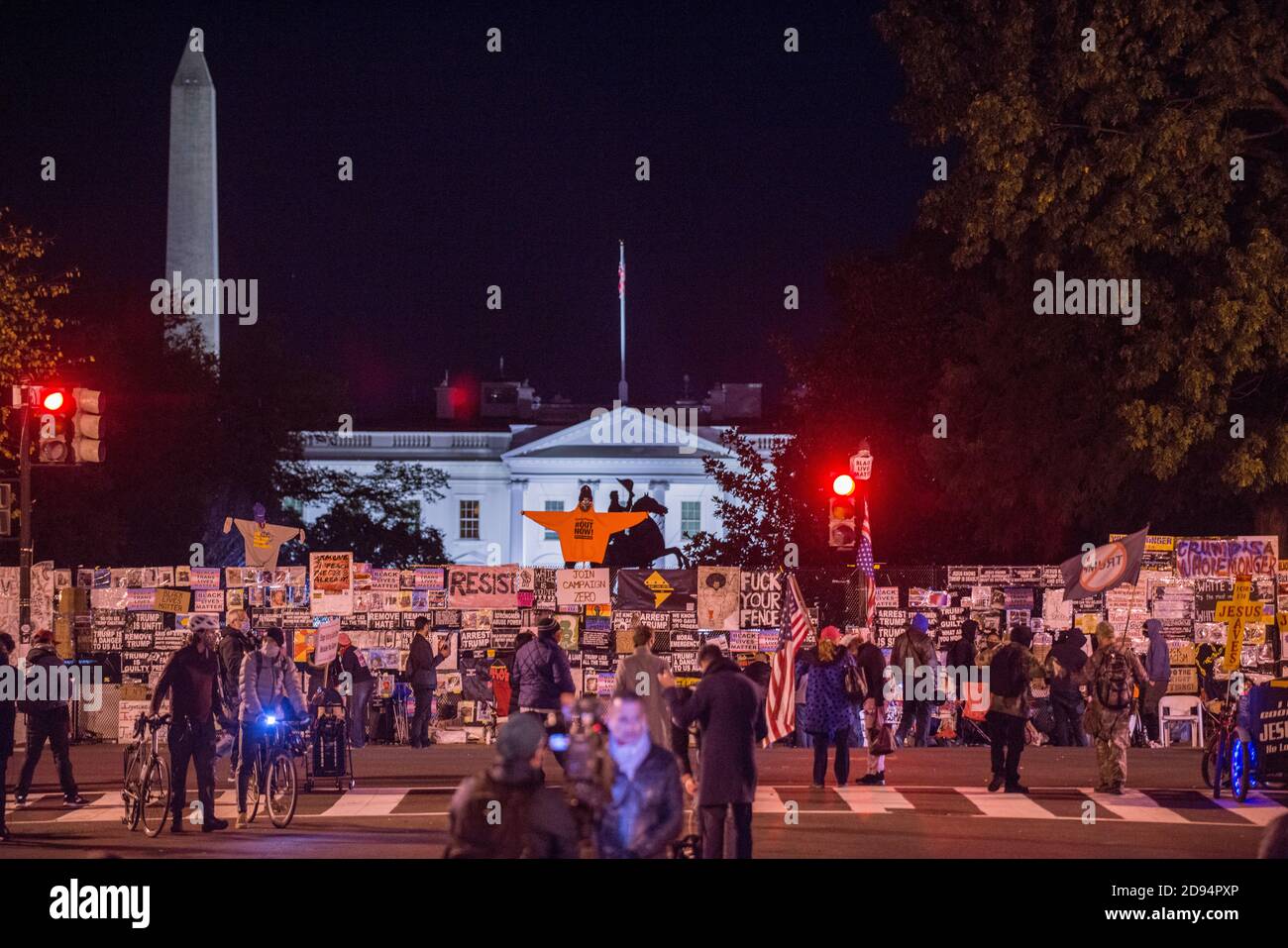 Washington DC, États-Unis, 2 novembre 2020. Pro et contre le Président Trump activités devant la Maison Blanche, dans le Capitole de la nation, la nuit avant le jour des élections 2020., aux États-Unis d'Amérique. Credit: Yuriy Zahvoyskyy / Alamy Live News. Banque D'Images