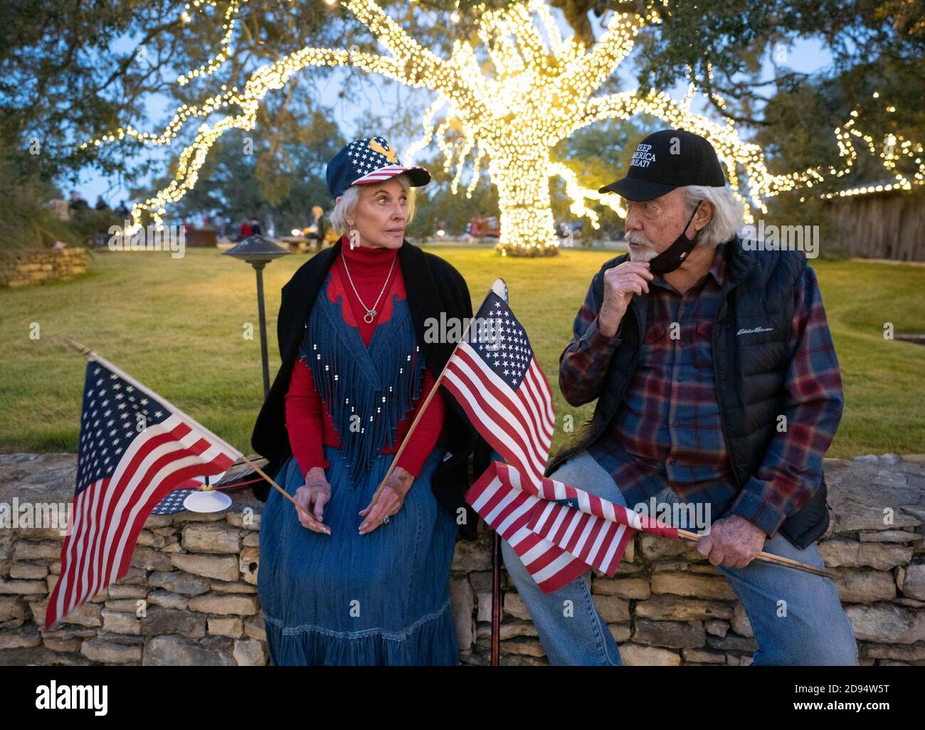 Dripping Springs, Texas, États-Unis. 2 novembre 2020. Un couple attend le sénateur républicain américain John Cornyn pour arriver à un ranch de Dripping Springs, Texas pour un rallye de campagne de la veille électorale. Cornyn est en fin de campagne pour un quatrième mandat au Sénat américain. Crédit : Bob Daemmrich/Alay Live News Banque D'Images