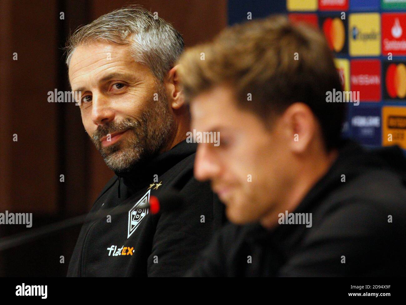 Marco Rose, entraîneur-chef de Borussia Mönchengladbach, et Jonas Hofmann, joueur participent à une conférence de presse à Kiev. Borussia Mönchengladbach affrontera le FC Shakhtar Donetsk lors du match de football du groupe B de la Ligue des champions de l'UEFA à Kiev. Banque D'Images