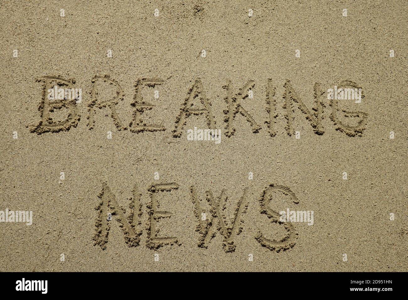 informations de rupture, signe sur la plage de sable. message écrit sur le sable Banque D'Images