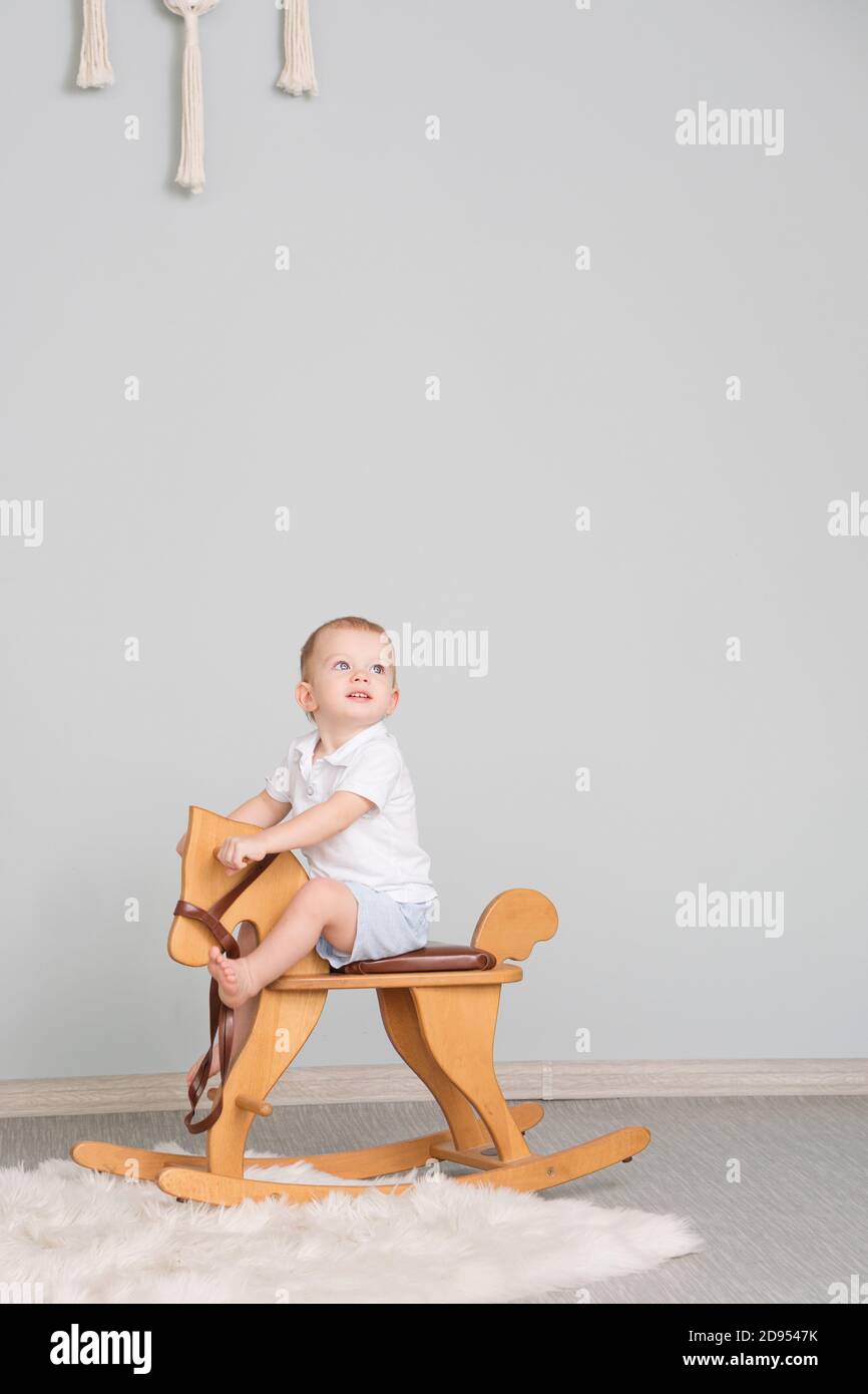 Enfant Assis Sur Le Ride On Toy Dans La Salle De Jeux Poussette Bebe Garcon Balancant Sur La Chaise Bercante Cheval Jouet Photo Stock Alamy