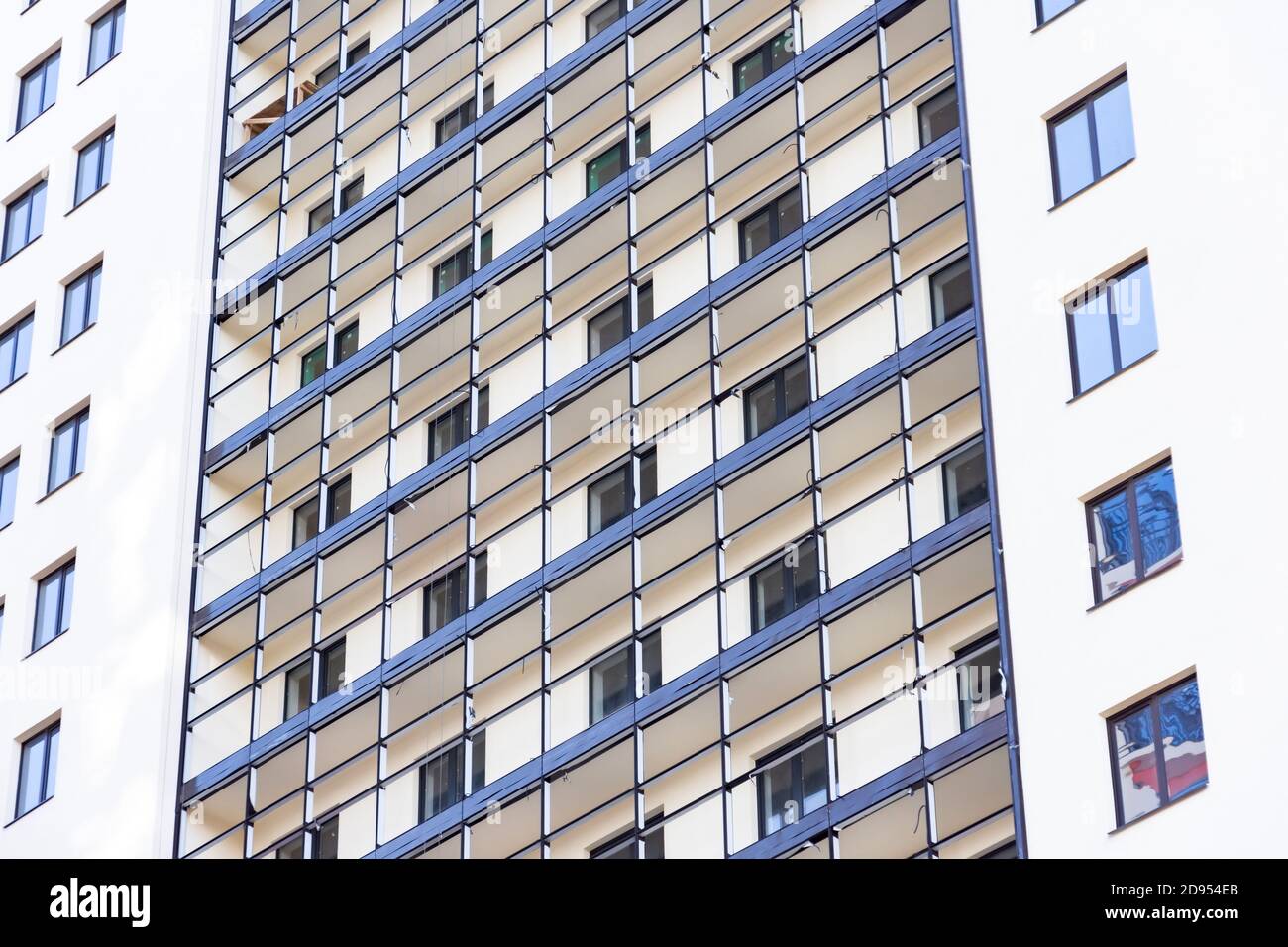 Balcons sans verre à l'achèvement de la construction, finition de la façade extérieure - vitrage Banque D'Images