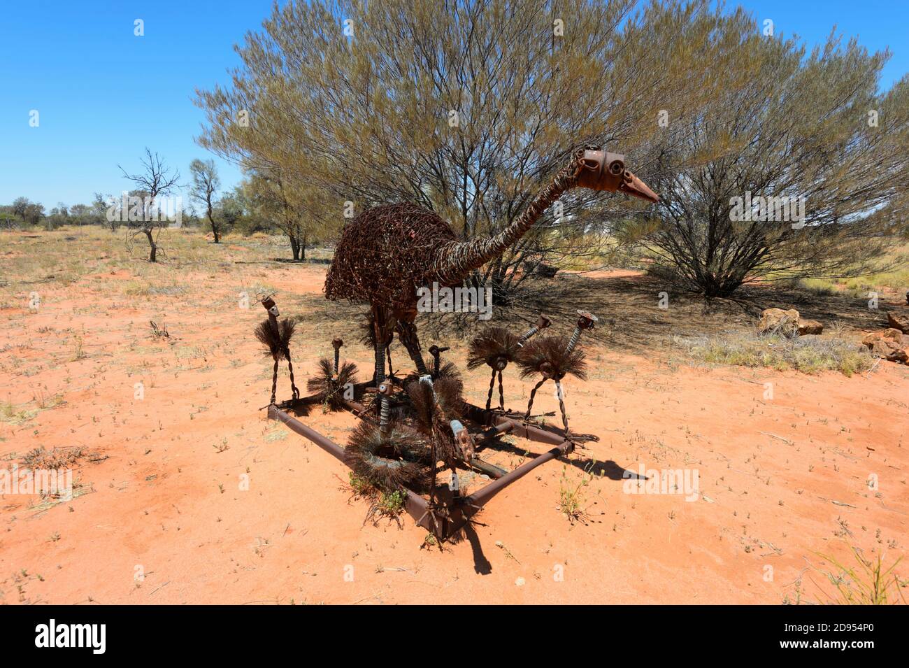 Sculpture Metal Daddy Emu and Chicks par l'artiste de l'Outback Milynda Rogers, Windorah, une ville reculée et paisible de l'Outback, Queensland, Queensland, Queensland, Australie Banque D'Images