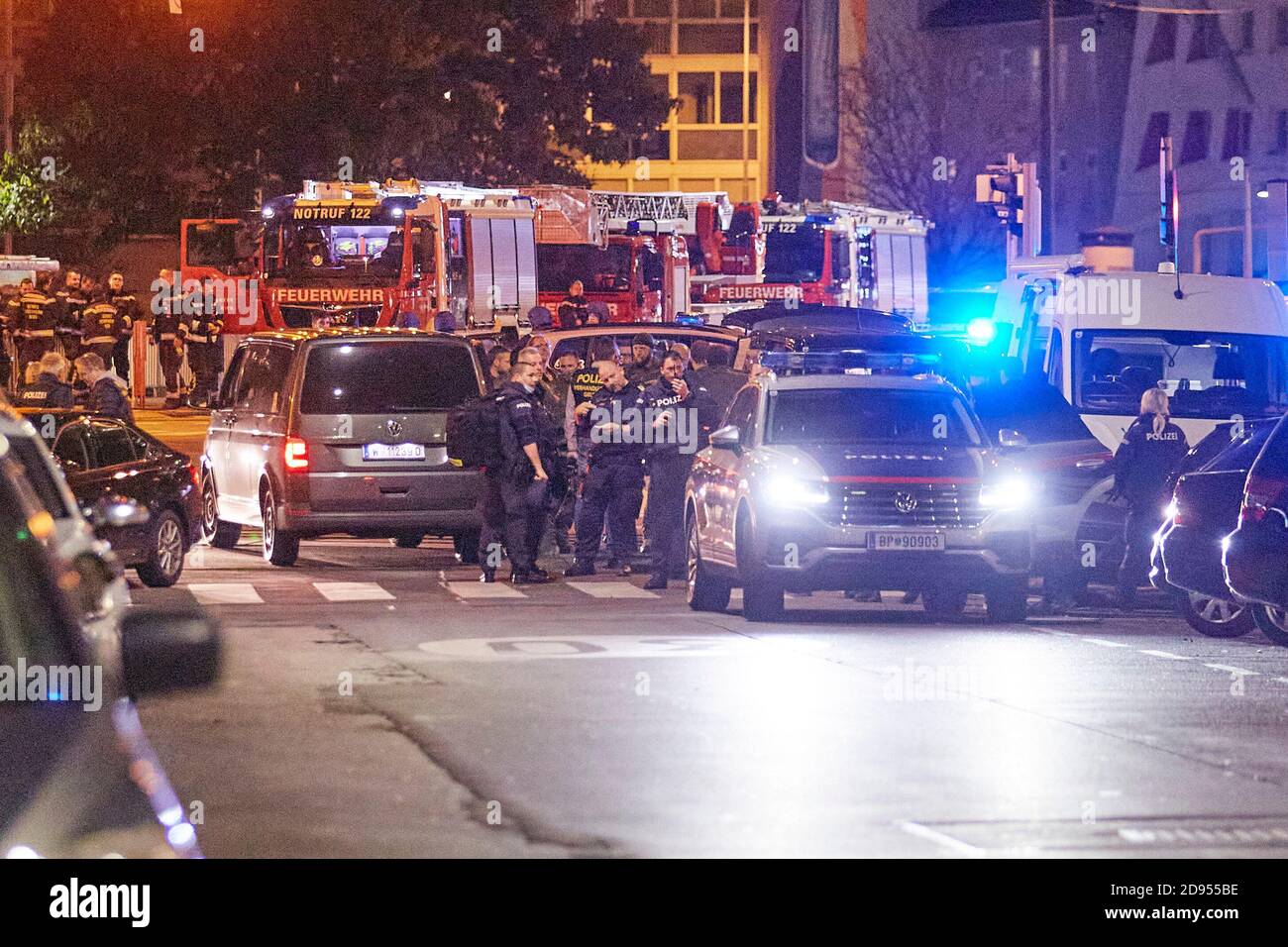 Pékin, Autriche. 2 novembre 2020. La police garde debout dans une rue à Vienne, capitale de l'Autriche, le 2 novembre 2020. Une personne a été tuée et plusieurs personnes ont été grièvement blessées lors de plusieurs fusillades lundi soir dans le centre de Vienne, a confirmé la police locale sur son compte Twitter. Credit: Georges Schneider/Xinhua/Alay Live News Banque D'Images