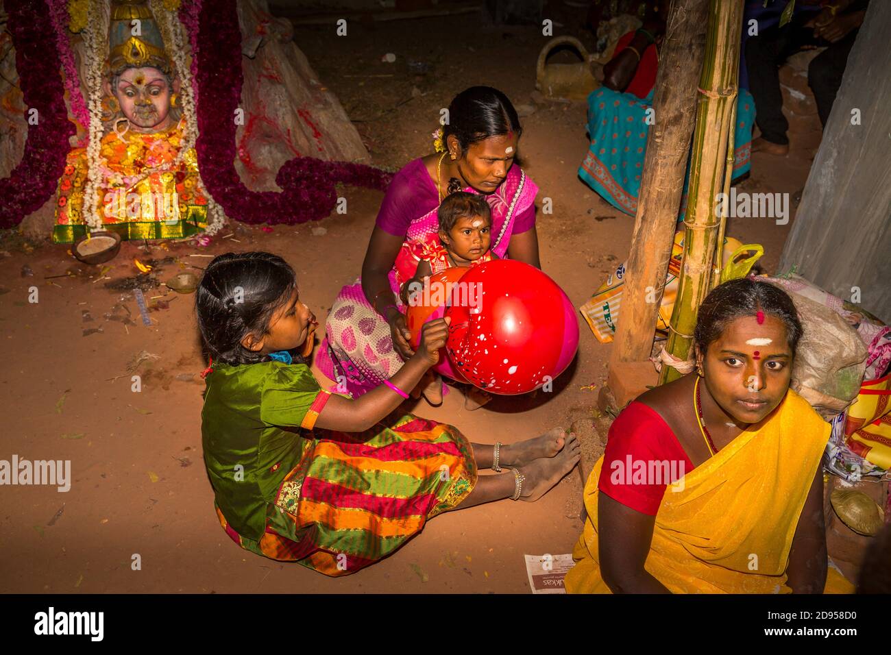 PUDUCHERRY, INDE - DÉCEMBRE CIRCA, 2019. Vacances religieuses hindoues. Fête nocturne pour célébrer Ganesh, dieux. Fête de Puja Banque D'Images