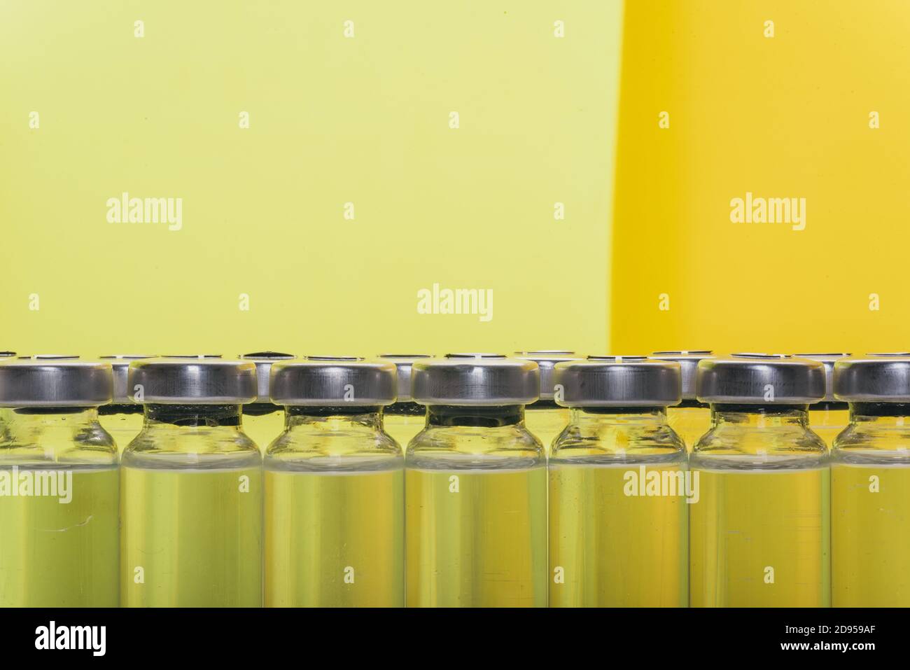 Ampoule en verre flacon pour injection médicale. La médecine est le chlorure de sodium liquide avec de la solution aqueuse en ampoule. Close up. Bouteilles ampoule multicolor. Banque D'Images