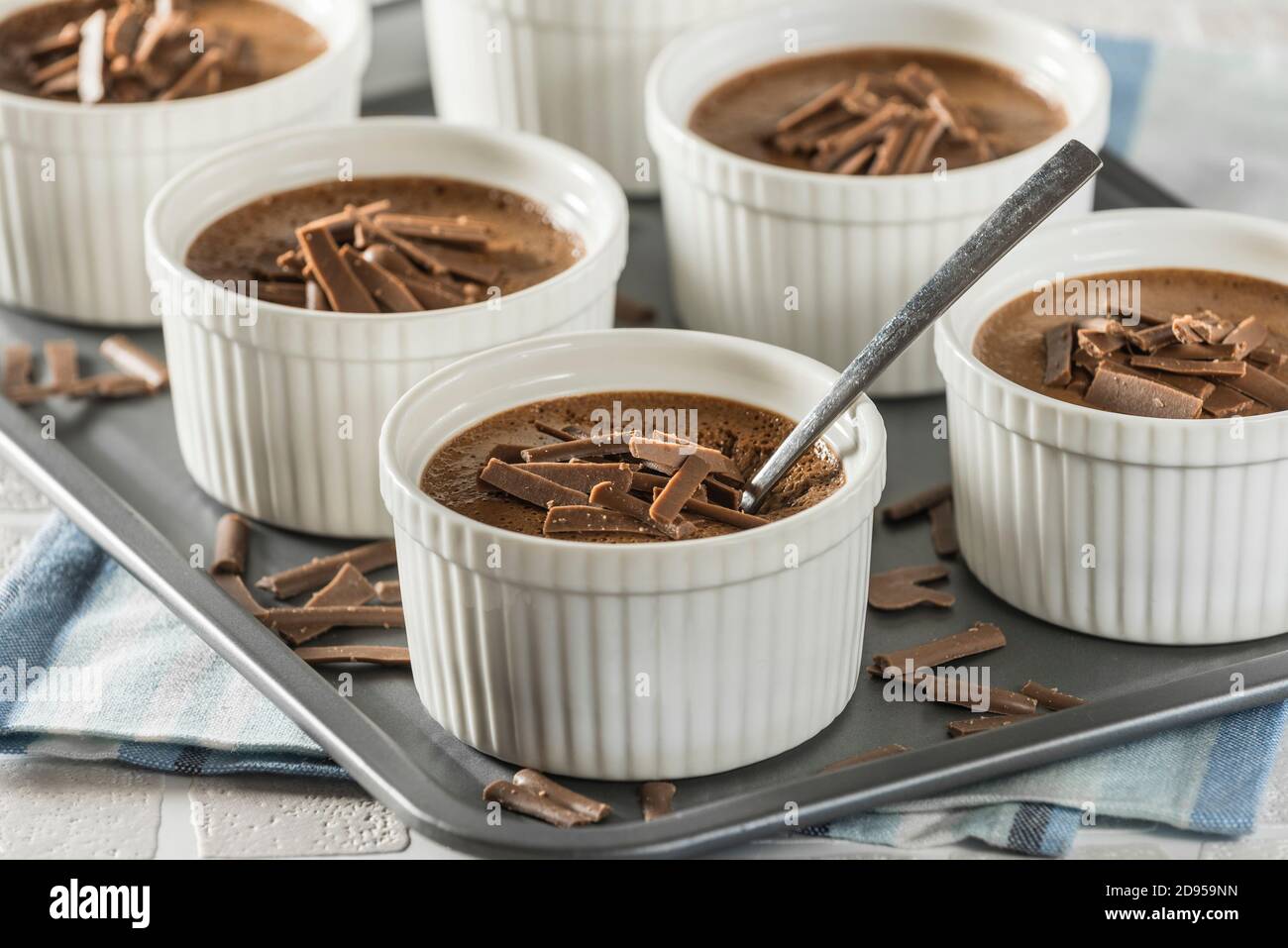 Petits pots de crème au chocolat. Dessert à la crème au chocolat. Gastronomie France Banque D'Images