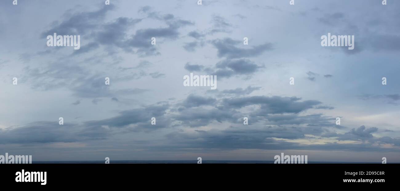 Panorama du ciel gris sombre d'automne. Banque D'Images