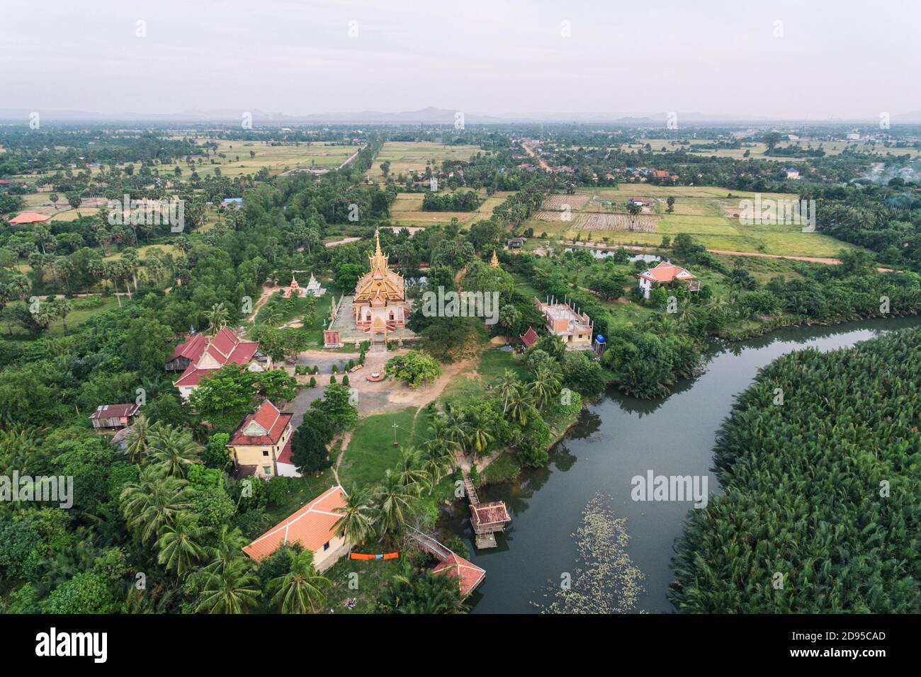 Krong Kampot Toek Vil Pagode Stupa au Cambodge Asie aérienne Vue photo de drone Banque D'Images