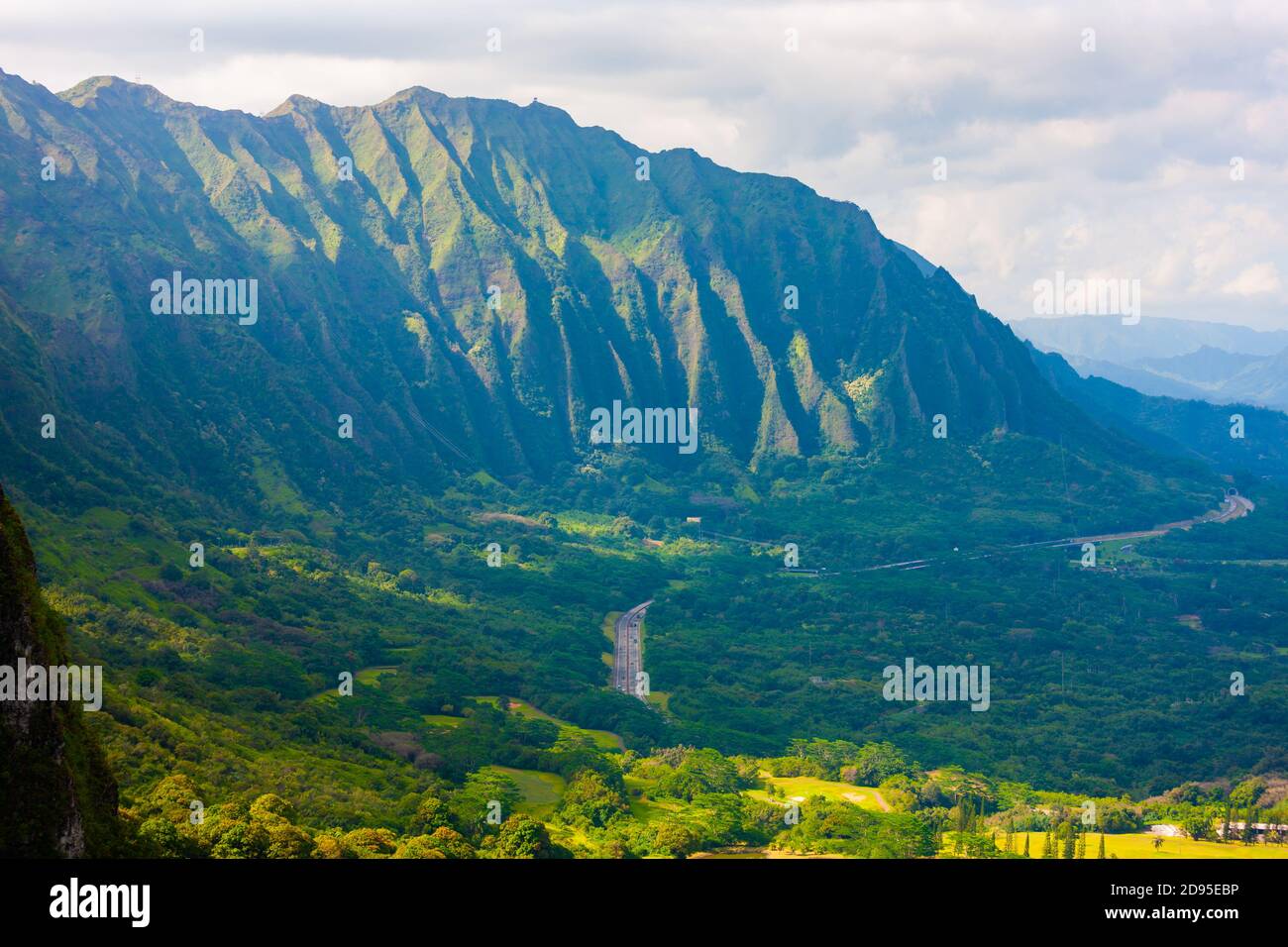 Chaîne de montagnes Koolau surplombant la région de Kaneohe, à l'est d'Oahu, Hawaï Banque D'Images