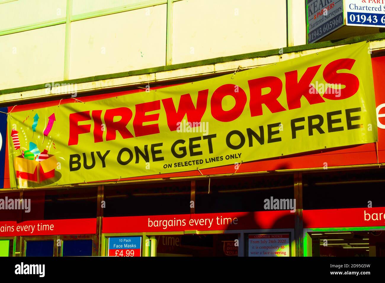 Un grand panneau de promotion de la vente de feux d'artifice acheter un obtenir Un gratuit dans le North Yorkshire Angleterre Royaume-Uni malgré l'interdiction de pandémie Sur les célébrations de Guy Fawkes Banque D'Images