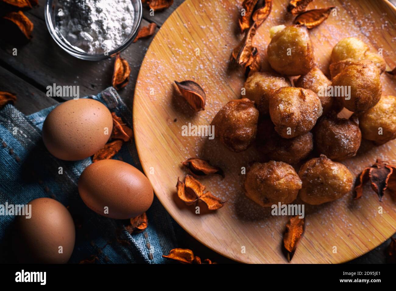 Le Bunuelos de viento est une pâtisserie colombienne traditionnelle au frit profond. Donut de Pâques espagnol. Les beignets mexicains dorés, croustillants et sucrés à la tortilla sont Banque D'Images