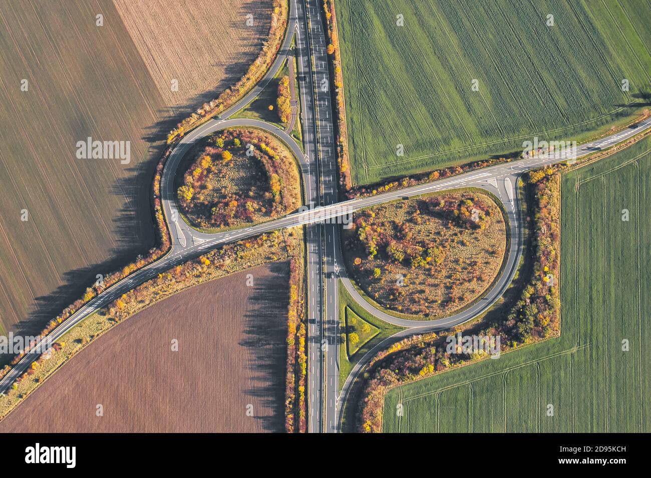 Autobahn en Allemagne comme vu d'en haut. Vue aérienne de la bretelle d'autoroute et de la sortie. Banque D'Images