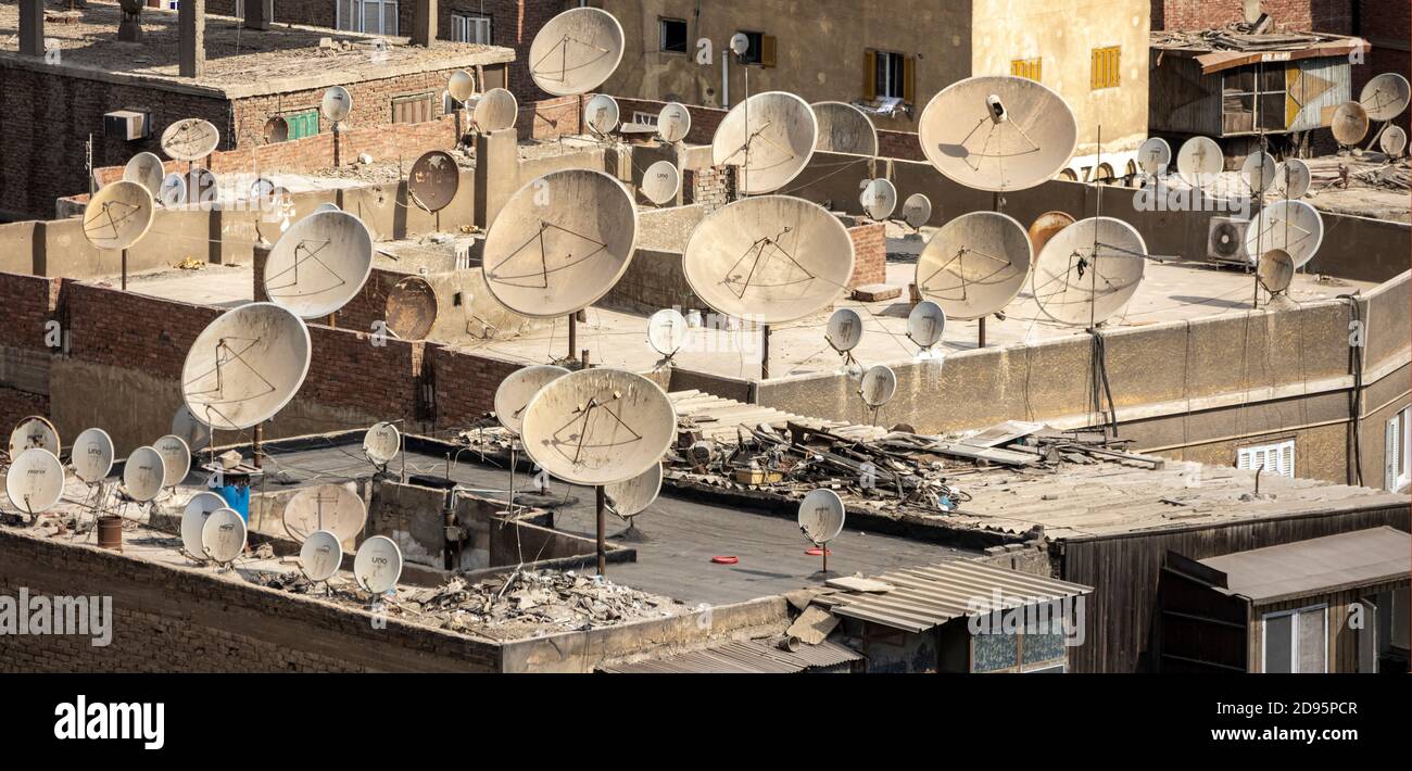 Vue sur les toits de boîtier avec des antennes paraboliques dans la vieille ville du Caire, Egypte Banque D'Images