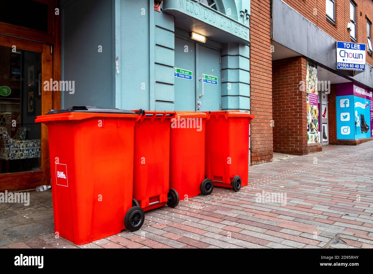 Abington Street sur un matin d'automne terne centre-ville de Northampton, Northamptonshire, Angleterre, Royaume-Uni. Banque D'Images