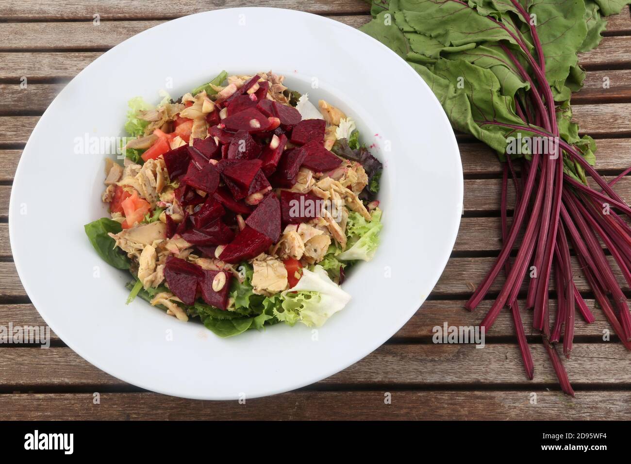 salade de betteraves et de thon avec tomate et laitue Banque D'Images