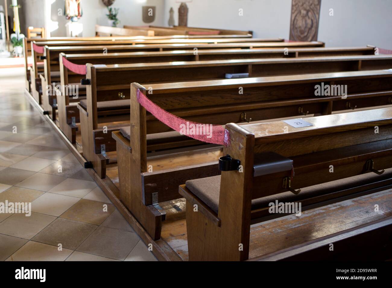 Distanciation sociale dans l'église chrétienne pendant la pandémie du coronavirus Covid-19 Banque D'Images