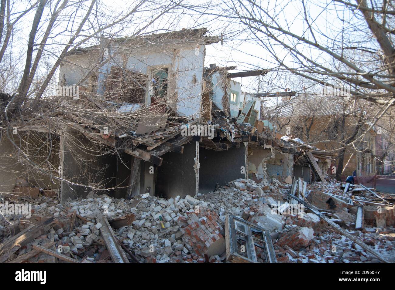 démantèlement d'un ancien bâtiment, un bâtiment sans mur et toit avec rickety deuxième étage, un tas de briques et de déchets Banque D'Images