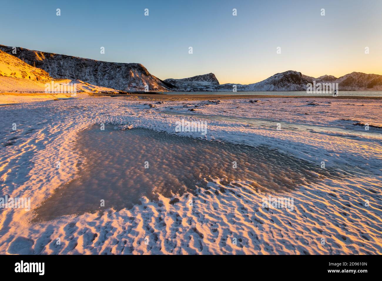 Figurine en forme de cœur dans la neige sur le célèbre sable plage près de Haukland pendant le coucher du soleil sur les îles Lofoten dans Norvège sur la journée d'hiver claire avec de la neige-cl Banque D'Images