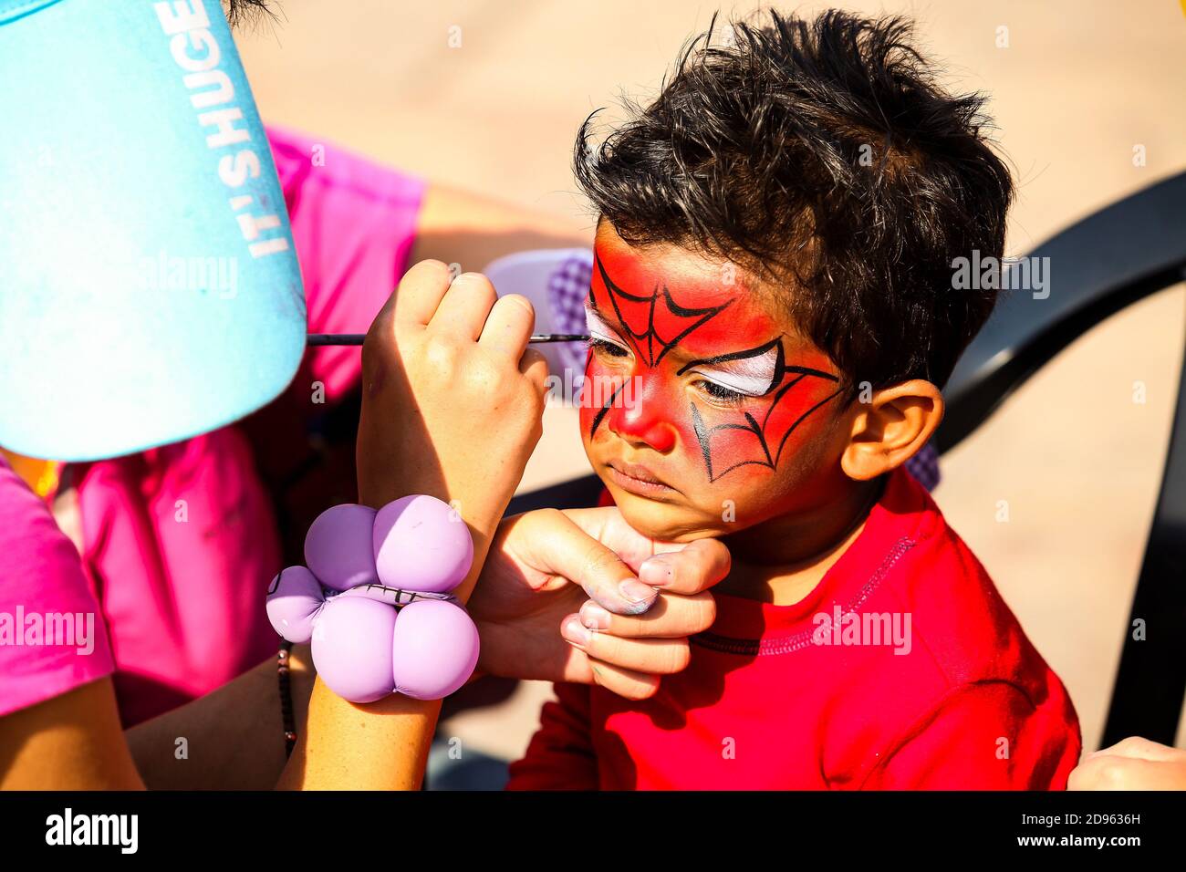 Johannesburg, Afrique du Sud - 22 septembre 2012 : un jeune enfant indien reçoit un masque de peinture Spiderman au festival Banque D'Images