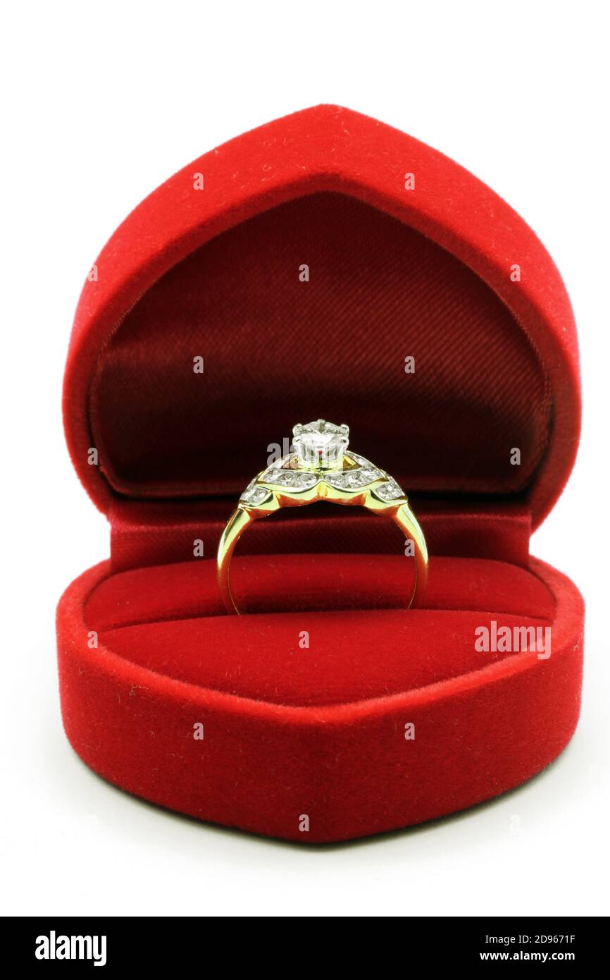 Bague de mariage diamant de luxe en boîte de soie de velours rouge  utilisant pour l'engagement pour l'amour dans le concept de vacances de  Saint-Valentin Photo Stock - Alamy