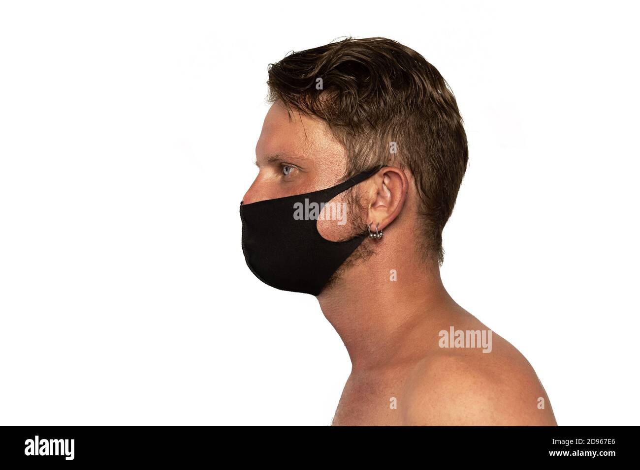 Le jeune homme porte un masque médical. Isolé sur fond blanc. Concept des épidémies de pneumonie, des épidémies de coronavirus et du danger des biologi Banque D'Images