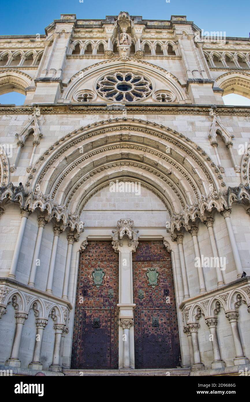Porte, arche et abside de style gothique dans la cathédrale de Cuenca, Espagne Banque D'Images