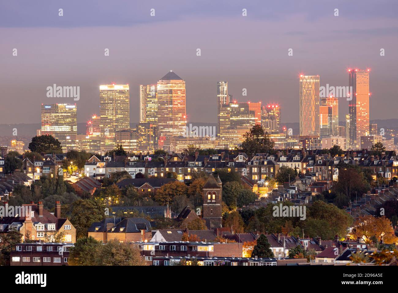 Royaume-Uni, Angleterre, Londres, vue sur les gratte-ciel depuis Muswell Hill du centre-ville de Londres avec des logements de banlieue à Crouch End et le quartier des affaires de Canary Wharf à Docklands, au crépuscule Banque D'Images