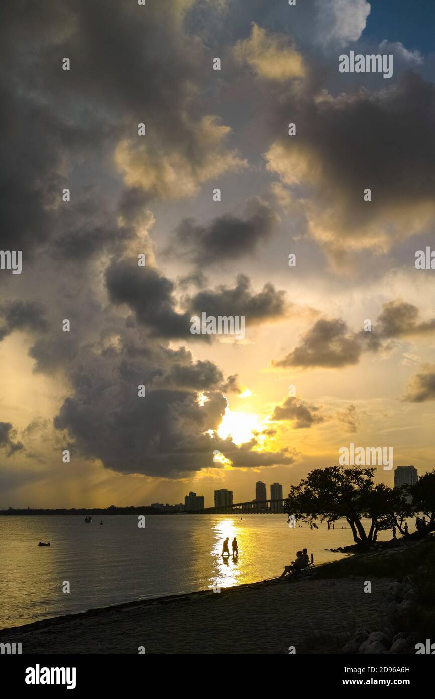 Coucher de soleil à Biscayne Bay. Miami. Floride. ÉTATS-UNIS. Banque D'Images