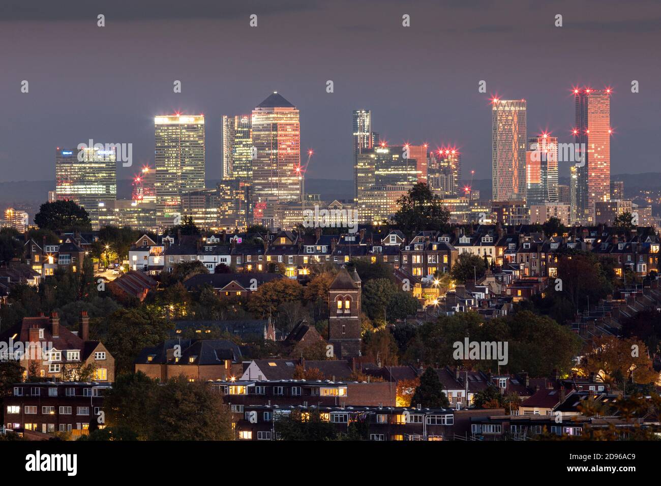 Royaume-Uni, Angleterre, Londres, vue sur les gratte-ciel depuis Muswell Hill du centre-ville de Londres avec des logements de banlieue à Crouch End et le quartier des affaires de Canary Wharf à Docklands, au crépuscule Banque D'Images