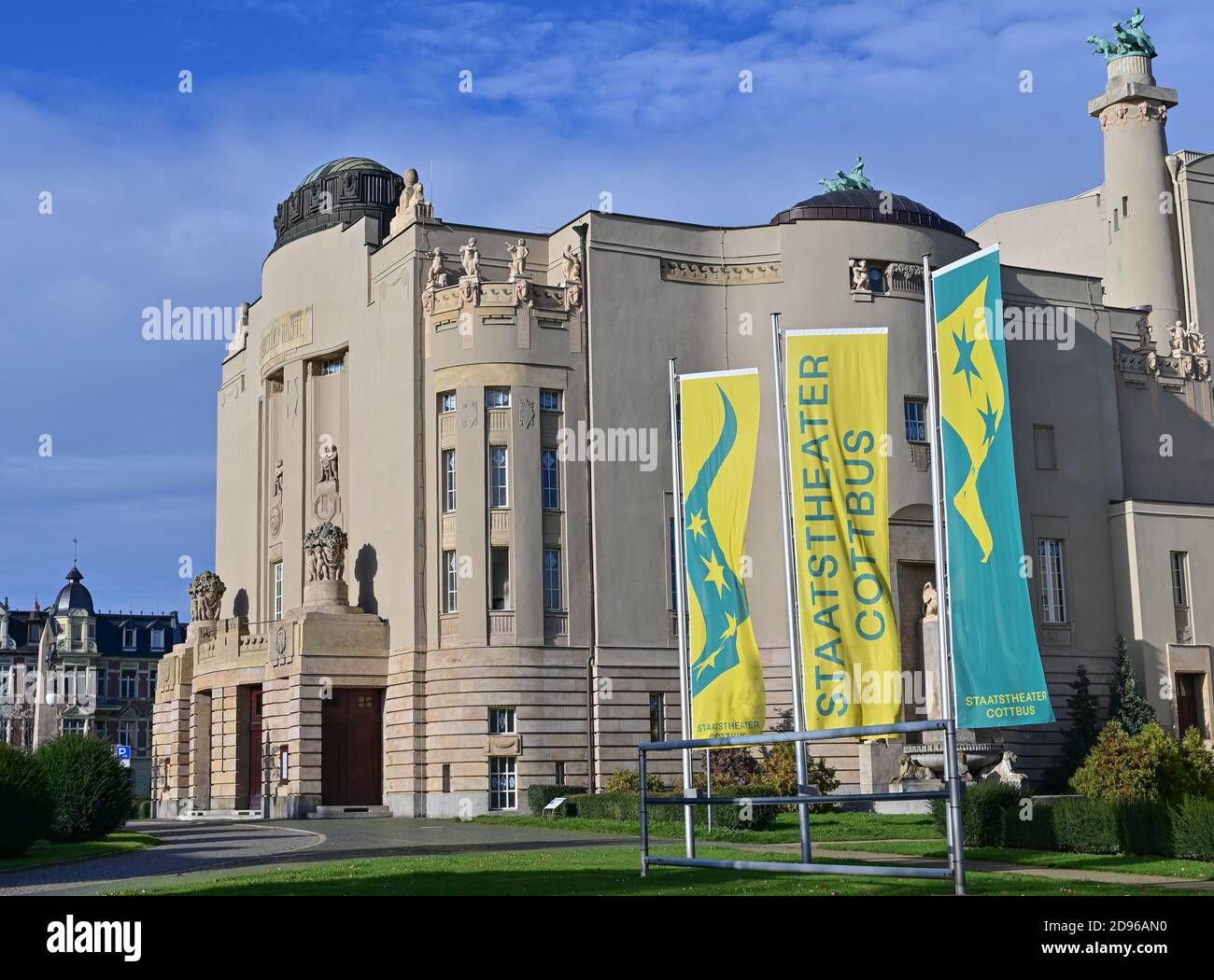 Cottbus, Allemagne. 03ème novembre 2020. Le bâtiment du théâtre national de Cottbus. Aujourd'hui, une session spéciale du comité de la santé a lieu au Parlement de l'État de Brandebourg. Un verrouillage partiel a commencé dans toute l'Allemagne le lundi 2 novembre 2020 pour ralentir la propagation du coronavirus. Les installations de loisirs, y compris les théâtres, seront fermées. Credit: Patrick Pleul/dpa-Zentralbild/ZB/dpa/Alay Live News Banque D'Images