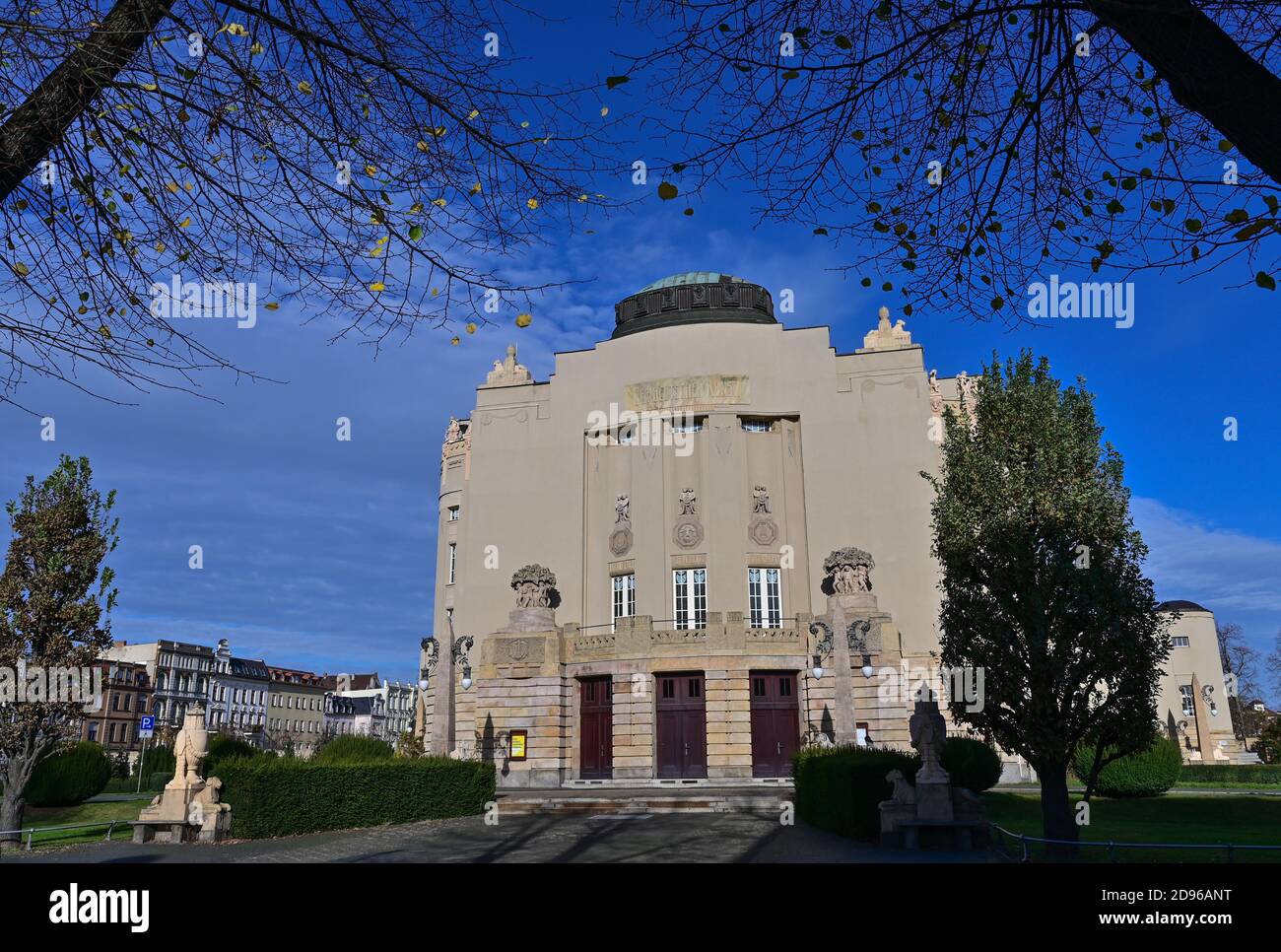 Cottbus, Allemagne. 03ème novembre 2020. Le bâtiment du théâtre national de Cottbus. Aujourd'hui, une session spéciale du comité de la santé a lieu au Parlement de l'État de Brandebourg. Un verrouillage partiel a commencé dans toute l'Allemagne le lundi 2 novembre 2020 pour ralentir la propagation du coronavirus. Les installations de loisirs, y compris les théâtres, seront fermées. Credit: Patrick Pleul/dpa-Zentralbild/ZB/dpa/Alay Live News Banque D'Images