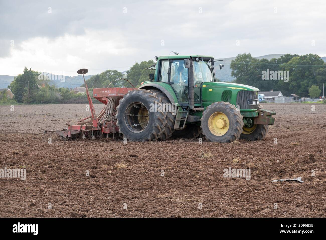 Tracteur John Deer avec roues jumelées et semoir Banque D'Images