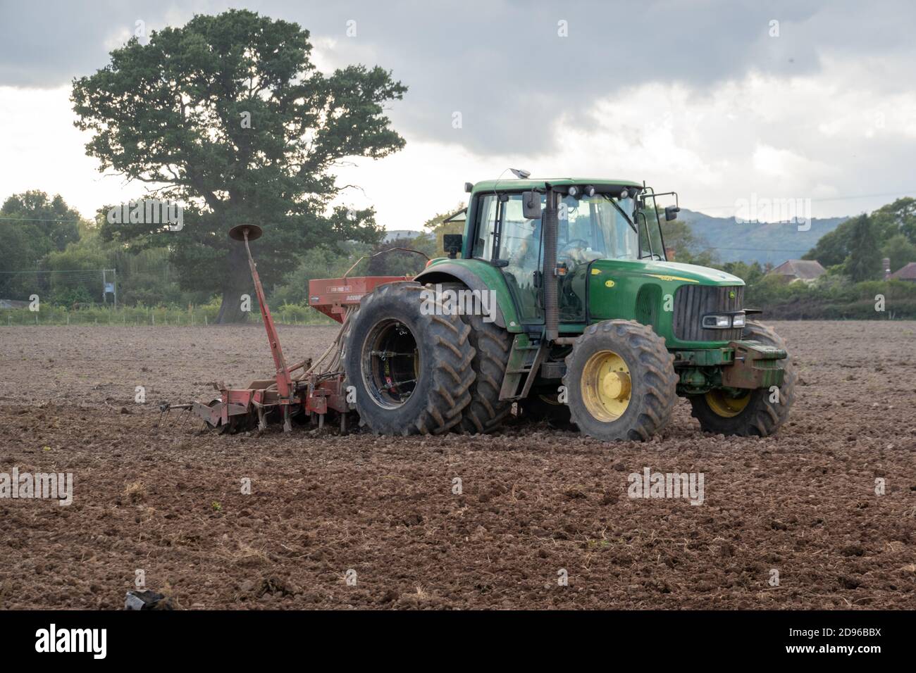 Tracteur John Deer avec roues jumelées et semoir Banque D'Images